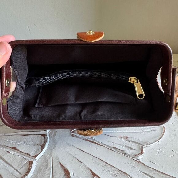 Brown leather handmade clutch with crossbody strap - Picture 7 of 8